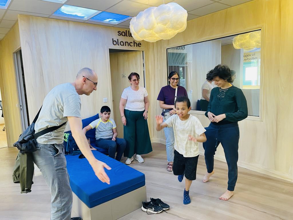 Atelier collectif au Village : enfants, parents et accompagnants partagent un moment de mouvement